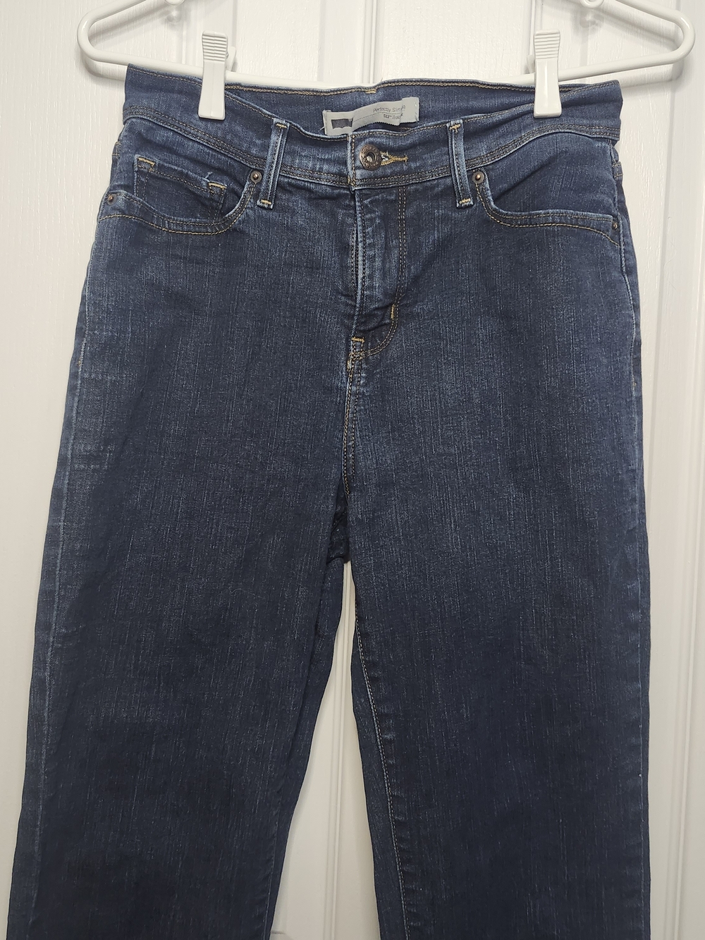 Levi's 512 Perfectly Slimming Boot-Cut Women's Jeans in Dark Wash Size W28-L32 - Picture 2 of 9